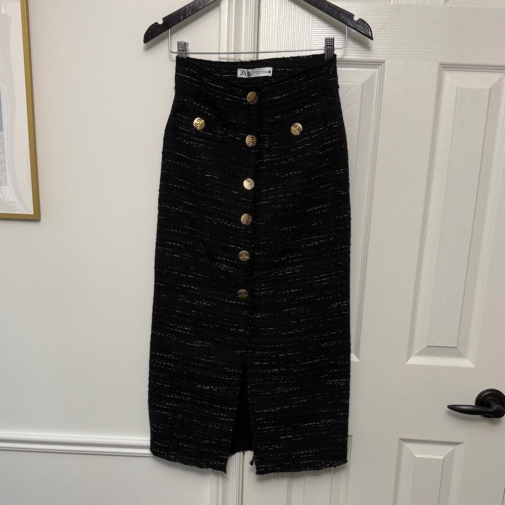 2 for 1 NWT Zara Black Tweed midi skirt AND pink tweed midi skirt
Size XS